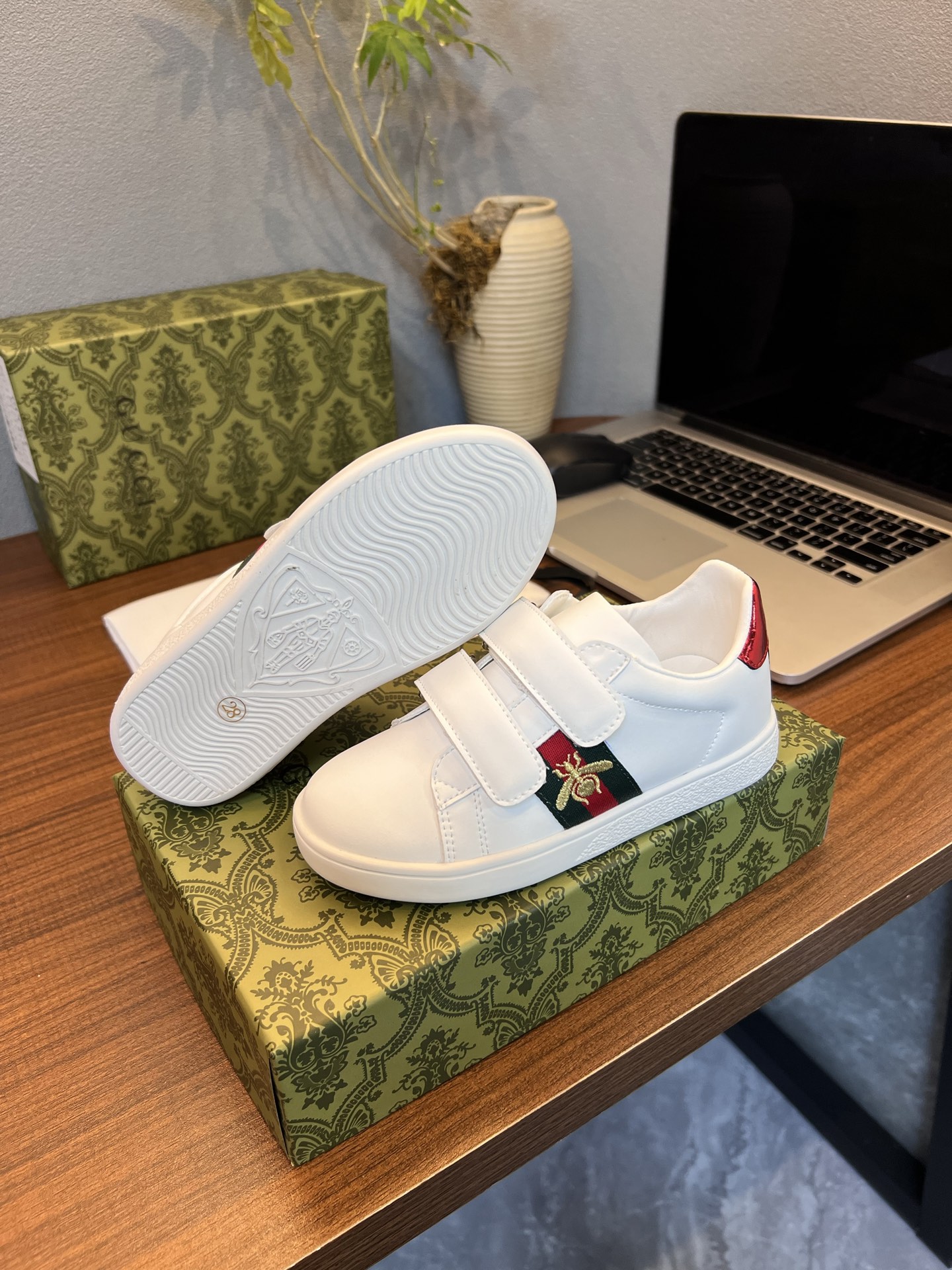 Children's shoes child